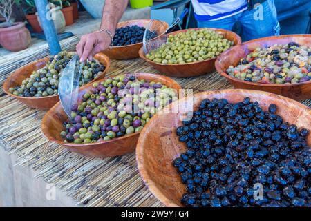 Ölsortiment zum Verkauf an einem Marktstand in Saint-Remy-de-Provence, Bouches du Rhone, Provence Alpes-Cote d'Azur, Frankreich Stockfoto