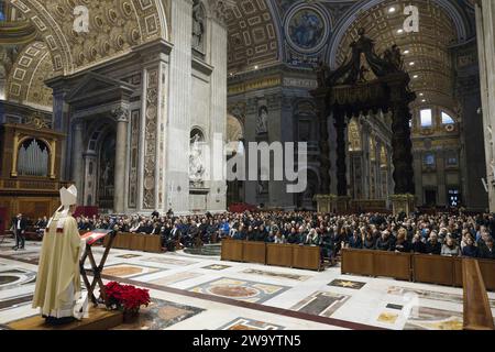 Georg Ganswein präsidiert am 31. Dezember 2023 die Heilige Messe zum ersten Todestag des emeritierten Papstes Benedikt XVI. In der Petersbasilika im Vatikan. Der deutsche Erzbischof Georg Ganswein war persönlicher Sekretär von Papst Benedikt XVI. Foto: (EV) Vatican Media/ABACAPRESS.COM Credit: Abaca Press/Alamy Live News Stockfoto