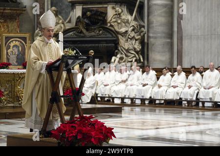 Georg Ganswein präsidiert am 31. Dezember 2023 die Heilige Messe zum ersten Todestag des emeritierten Papstes Benedikt XVI. In der Petersbasilika im Vatikan. Der deutsche Erzbischof Georg Ganswein war persönlicher Sekretär von Papst Benedikt XVI. Foto: (EV) Vatican Media/ABACAPRESS.COM Credit: Abaca Press/Alamy Live News Stockfoto