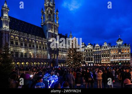 Brüssel, Belgien Dezember 2023 30. Große Menschenmassen beobachten die Sound- und Lichtshow im Grand-Place, Brüssel. Vom 24. November 2023 bis zum 7. Januar 2024 im Rahmen der Winter Wonders Veranstaltung. Die diesjährige 360°-Sound- und Lichtshow (6 bis 8 Minuten lang) basiert auf der Arbeit von Leilani Shaw, einer Künstlerin aus Kanien'kehá ka (Mohawk). Guy Bell/Alamy Live News Stockfoto