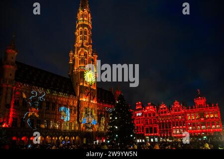 Brüssel, Belgien Dezember 2023 30. Große Menschenmassen beobachten die Sound- und Lichtshow im Grand-Place, Brüssel. Vom 24. November 2023 bis zum 7. Januar 2024 im Rahmen der Winter Wonders Veranstaltung. Die diesjährige 360°-Sound- und Lichtshow (6 bis 8 Minuten lang) basiert auf der Arbeit von Leilani Shaw, einer Künstlerin aus Kanien'kehá ka (Mohawk). Guy Bell/Alamy Live News Stockfoto