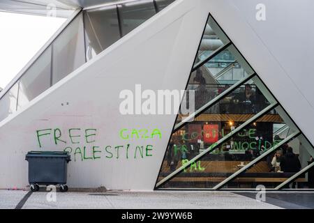 Brüssel, Belgien Dezember 2023 31. In Graffiti und Aufklebern wird viel Unterstützung für ein freies palästina in Zentral-Brüssel gefunden. Guy Bell/Alamy Live News Stockfoto