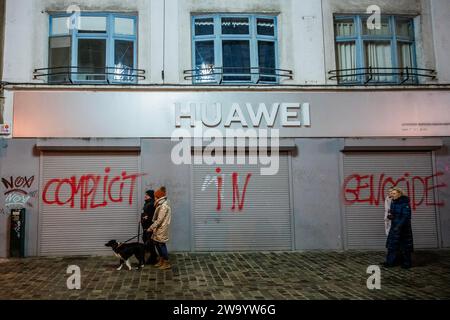 Brüssel, Belgien Dezember 2023 30. Huawei wird vorgeworfen, "Mittäter am Völkermord" an Graffiti zu sein, die auf die Fensterläden ihres geschlossenen Geschäfts im Zentrum von Brüssel gemalt wurden. Guy Bell/Alamy Live News Stockfoto