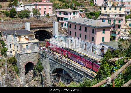 Riomaggiore, Italien, 29. Juli 2023. Luftaufnahme eines Zuges im Bahnhof Stockfoto