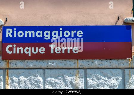 Riomaggiore, Italien, 29. Juli 2023. Bahnsteig mit Stationsschild Stockfoto