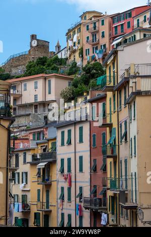 Riomaggiore, Italien, 29. Juli 2023. Blick auf eine Straße mit bunten Häusern Stockfoto