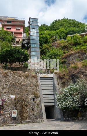 Riomaggiore, Italien, 29. Juli 2023. Fahrstuhl zwischen dem unteren und dem oberen Teil des Dorfes Stockfoto