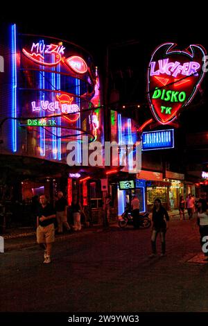 Pattaya, Thailand - 16. Februar 2009: Touristen schlendern nachts in der „Walking Street“, einem der wichtigsten Orte von Pattaya, dem größten Küstenresor Stockfoto