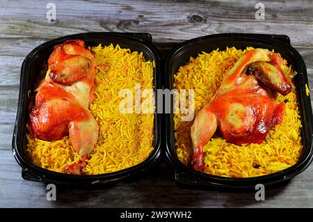 Huhn mandi Kabsa mit langem Basmati Reis, in der Regel serviert mit Tomaten-Dakos-Sauce, grünem Salat und Tahini, Jemen Rezept von jemenitischen Mandi-Huhn und r Stockfoto