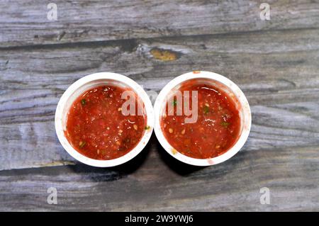 Daqoos oder Daqqus, eine Tomatensauce aus Kuwait oder Golf, die mit Knoblauch und Olivenöl, frischen Tomaten, Tomatenpaste, Knoblauch, Salz, Zucker, Stockfoto