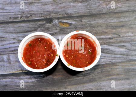 Daqoos oder Daqqus, eine Tomatensauce aus Kuwait oder Golf, die mit Knoblauch und Olivenöl, frischen Tomaten, Tomatenpaste, Knoblauch, Salz, Zucker, Stockfoto