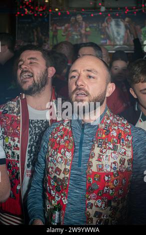 Fußballfans im Albert Pub Anfield Liverpool England Stockfoto