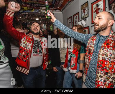 Die Fans des Liverpool fc jubeln im Albert Pub Anfield Liverpool England an Stockfoto