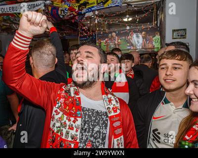 Fußballfans im Albert Pub Anfield Liverpool England Stockfoto