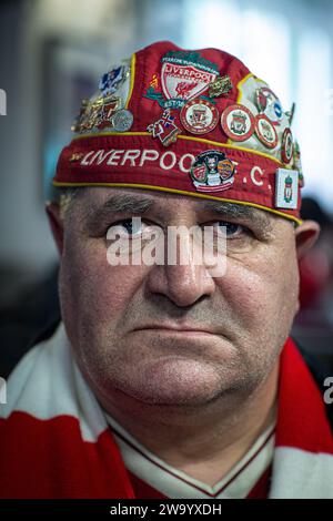 liverpool Supporterin trägt einen liverpool fc Hut, bevor er zu einem Fußballspiel geht Stockfoto