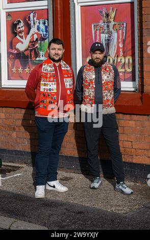 Zwei Fußballfans mit Tüchern vor dem Albert Pub vor dem Spiel der Premier League in Anfield, Liverpool. Stockfoto