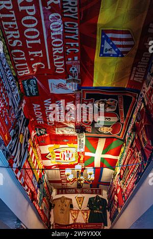 Liverpool FC Fußballschals. Attribute von Lüftern. Die Wand ist mit Liverpool-Mannschaftsflaggen bedeckt. Stockfoto