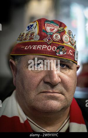 liverpool Supporterin trägt einen liverpool fc Hut, bevor er zu einem Fußballspiel geht Stockfoto