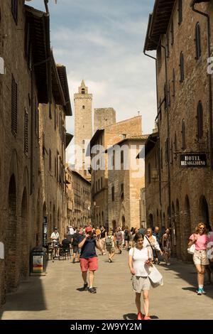 San Gimignano, Italien: 30. August 2022 - Panoramablick auf die Piazza della Cisterna, San Gimignano, eine UNESCO-Weltkulturerbe-Stadt in der Toskana, Italien Stockfoto