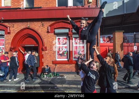 Fußballfans vor dem Spiel der Premier League in Anfield, Liverpool. Stockfoto