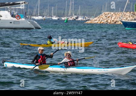 Leute, die auf dem Meer Kajak fahren. Fornells Menorca Spanien. Stockfoto