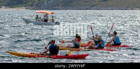 Leute, die auf dem Meer Kajak fahren. Fornells Menorca Spanien. Stockfoto