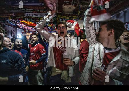 Fußballfans im Albert Pub Anfield Liverpool England Stockfoto