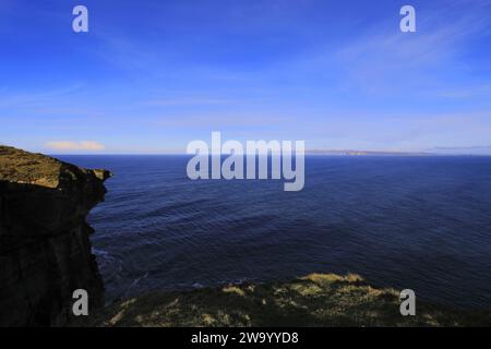 Blick über den Pentland Firth zu den Orkney Isles von Dunnet Head, Caithness, Schottland, Großbritannien Stockfoto