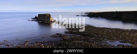 Blick auf Cleet of Brough Rocks, Brough Village, Caithness, Schottland, Großbritannien Stockfoto