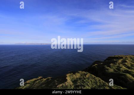 Blick über den Pentland Firth zu den Orkney Isles von Dunnet Head, Caithness, Schottland, Großbritannien Stockfoto