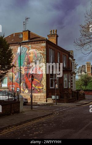 Ein Wandgemälde von Missy Bo Kearns des FC Liverpool, die die Trophäe der Women's Championship hebt, auf der Seite eines Hauses in der Tancred Road, Anfield, Stockfoto