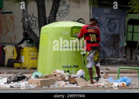 PE - RECIFE - 12/31/2023 - RECIFE, STRASSENBEWOHNER AUF DER SUCHE NACH ESSEN IM MÜLL - hungriger Obdachloser wird gesehen, wie er an diesem Sonntag (31), Silvester, Essen von einem Müllsammler in der West Zone von Recife (PE) sammelt. Foto: Marlon Costa/AGIF (Foto: Marlon Costa/AGIF/SIPA USA) Stockfoto