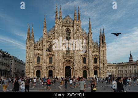 Mailand, Italien: September 2,2022 - beliebter Mailänder Dom im gotischen Stil gebaut mit Touristen im Sommer 2022 Stockfoto