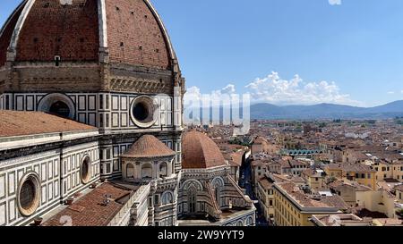 Blick auf die historische Kirche Doumo Santa Maria in Florenz, Italien, ein sehr beliebtes Touristenziel. Stockfoto