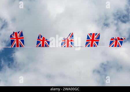 Ich schaue auf Union Jack, wie er gegen den Himmel wehte Stockfoto