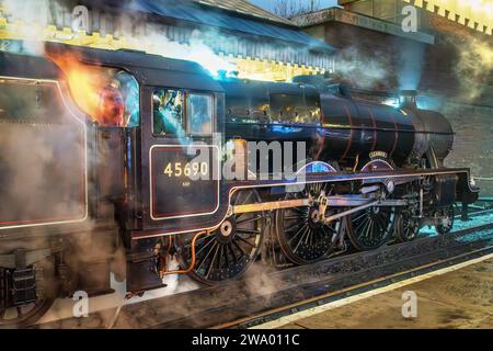 LMS Jubilee Class 6P 4-6-0 No 45690 Leander Dampflokomotive am Bahnhof Bury Bolton Street an der East Lancashire Railway. Stockfoto