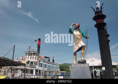 Lake George, New York. Juli 2019. Die Minne Ha Ha Statue und die Fähre legten an einem sonnigen Tag am Lake George New York an. Stockfoto