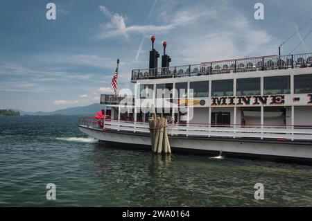 Lake George, New York. Juli 2019. Das Wahrzeichen Minne Ha Ha Ferry legte an einem sonnigen Tag am Lake George New York an. Stockfoto