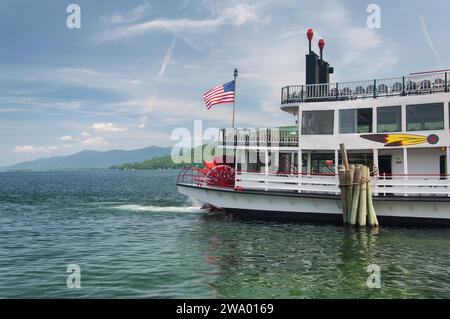 Lake George, New York. Juli 2019. Das Wahrzeichen Minne Ha Ha Ferry legte an einem sonnigen Tag am Lake George New York an. Stockfoto