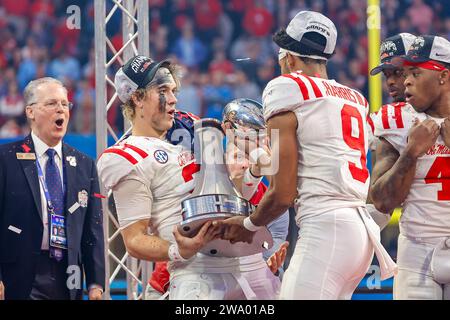 30. Dezember 2023: Der vielleicht beste Catch, den Tre Harris die ganze Nacht im Chick-Fil-A Peach Bowl im Mercedes-Benz Stadium in Atlanta, Georgia hatte. OLE Miss besiegt Penn State, 38-25. Cecil Copeland/CSM(Bild: © Cecil Copeland/Cal Sport Media) Stockfoto