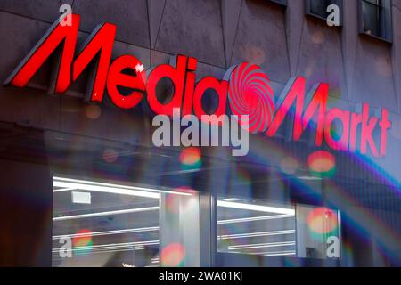 Eine Filiale von MediaMarkt in der Hohen Straße. Der Elektronikhändler hat zum Jahresenden einen Technik-Sale eingeläutet. Themenbild, Symbolbild Köln, 30.12.2023 NRW Deutschland *** Ein MediaMarkt-Laden in der Hohen Straße der Elektronikhändler hat Ende des Jahres einen Technologieverkauf gestartet Themenbild, Symbolbild Köln, 30 12 2023 NRW Deutschland Copyright: XChristophxHardtx Stockfoto