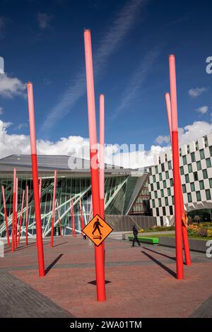 Irland, Dublin, Grand Canal Square, Rote Sticks sorgen für abendliche Beleuchtung des roten Teppichs vor dem Bord Gais Energy Theatre Stockfoto