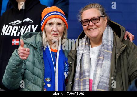 Fans des Oldham Athletic Association Football Club während des Spiels der Vanarama National League zwischen Oldham Athletic und Hartlepool United im Boundary Park, Oldham am Samstag, den 30. Dezember 2023. (Foto: Thomas Edwards | MI News) Stockfoto