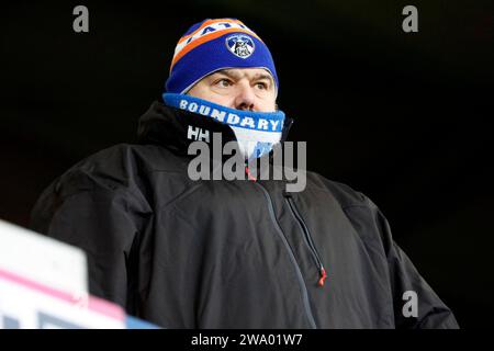 Fans des Oldham Athletic Association Football Club während des Spiels der Vanarama National League zwischen Oldham Athletic und Hartlepool United im Boundary Park, Oldham am Samstag, den 30. Dezember 2023. (Foto: Thomas Edwards | MI News) Stockfoto