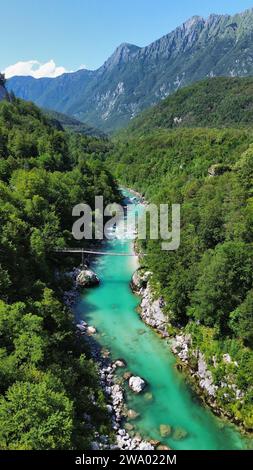 Luftbilddrohnenaufnahme der Großen Soča-Schlucht (Velika korita Soče, tiefer Kalkstein-Canyon und smaragdblauer Fluss in Bovec, Slowenien. Stockfoto