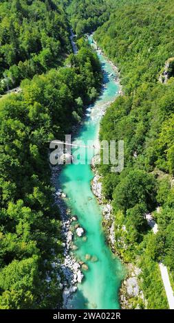 Luftbilddrohnenaufnahme der Großen Soča-Schlucht (Velika korita Soče, tiefer Kalkstein-Canyon und smaragdblauer Fluss in Bovec, Slowenien. Stockfoto