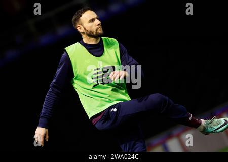 Dan Gardner vom Oldham Athletic Association Football Club erwärmte sich während des Vanarama National League-Spiels zwischen Oldham Athletic und Hartlepool United am Samstag, den 30. Dezember 2023, im Boundary Park in Oldham. (Foto: Thomas Edwards | MI News) Credit: MI News & Sport /Alamy Live News Stockfoto