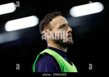 Dan Gardner vom Oldham Athletic Association Football Club wärmt sich während des Vanarama National League-Spiels zwischen Oldham Athletic und Hartlepool United am Samstag, den 30. Dezember 2023 im Boundary Park in Oldham auf. (Foto: Thomas Edwards | MI News) Credit: MI News & Sport /Alamy Live News Stockfoto