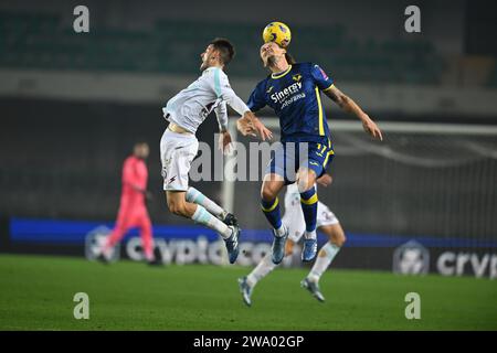 Giulio Maggiore (Salernitana)Mailand Djuric (Hellas Verona) während des italienischen Spiels der Serie A zwischen Hellas Verona 0-1 Salernitana im Stadion Marcantonio Bentegodi am 30. Dezember 2023 in Verona Italien. (Foto: Maurizio Borsari/AFLO) Stockfoto