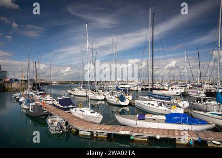 Irland, Dublin, Dun Laoghaire, Marina, verankertes Freizeitboot Stockfoto